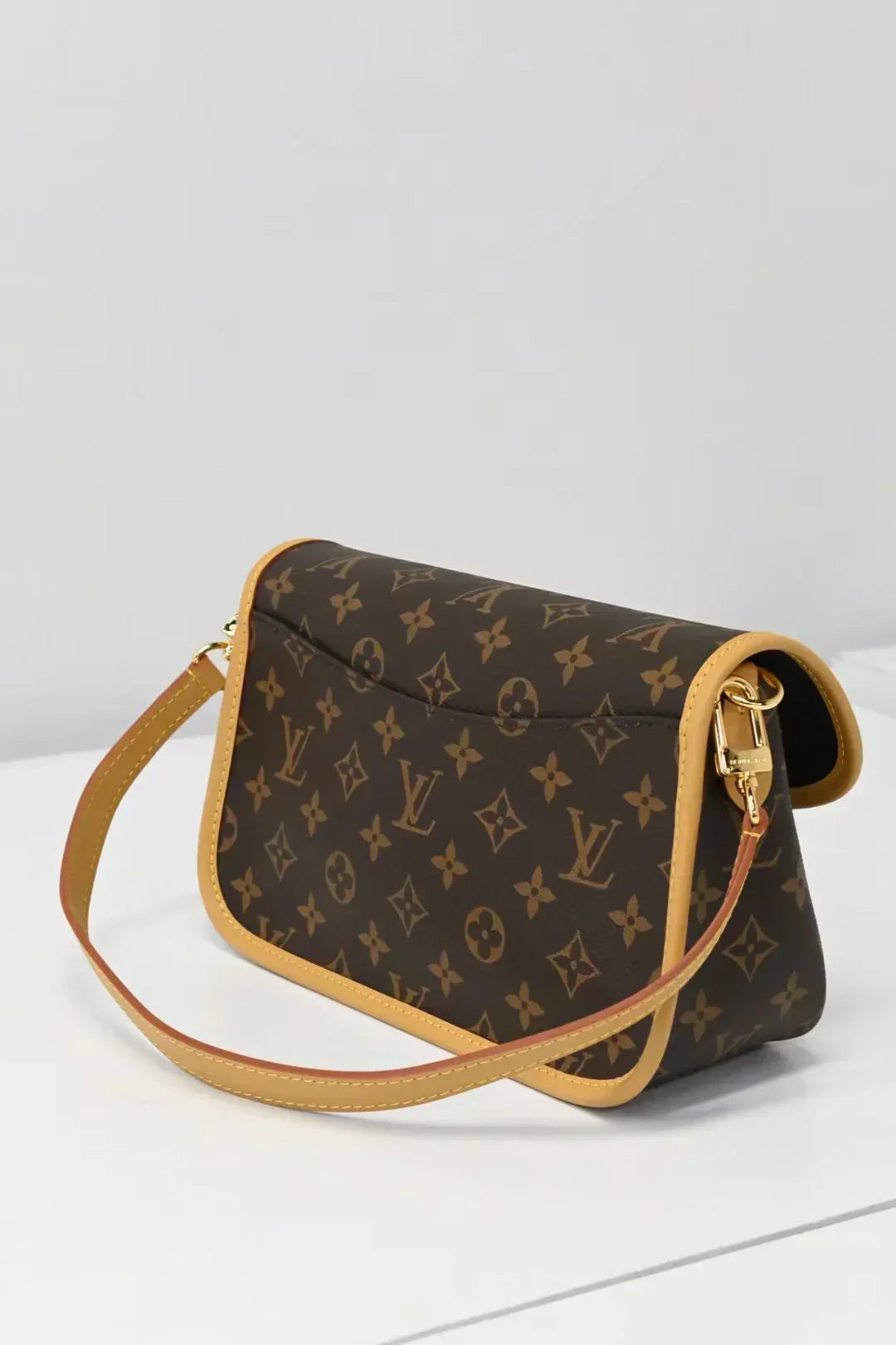 Vintage-Inspired Box Hand bag