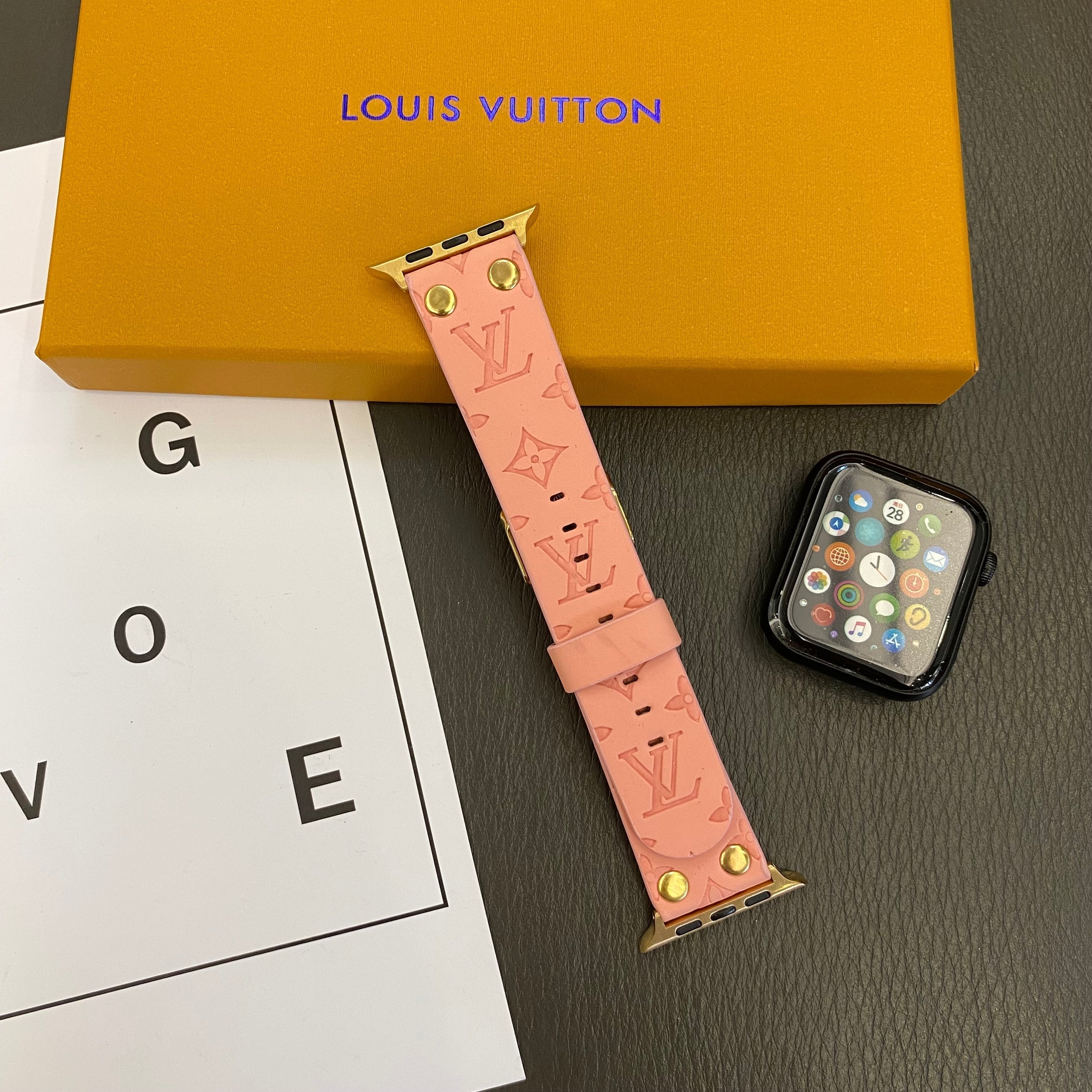 Bracelet de rechange Apple avec décoration en rivets et monogramme en relief WATCH BANDS